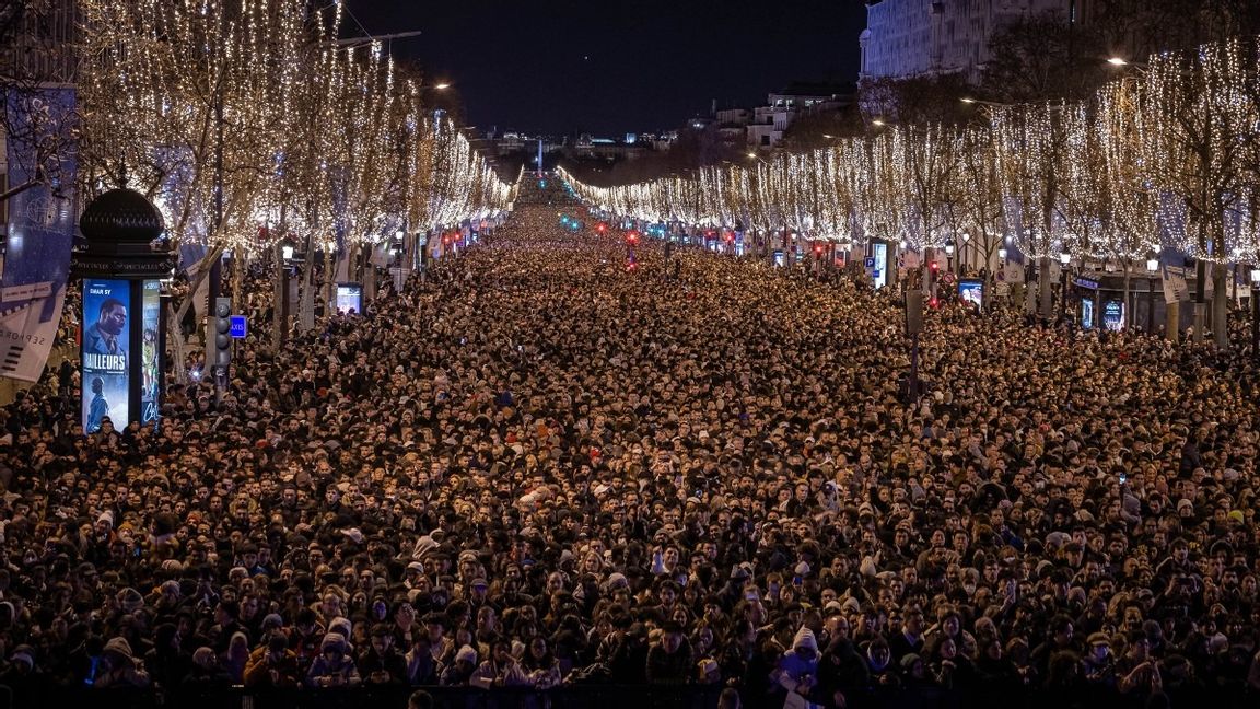 Närmare en miljon människor väntas fira in det nya året på Champs-Élysées i Paris. Foto: Aurelien Morissard/AP/TT