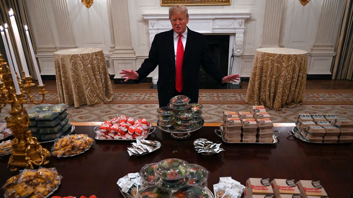 Det har varit fyra innehållsrika år. Här när Trump tvangs bjuda på hamburgare 2019. Vita Husets personal var hemskickad när presidenten och kongressen inte kunde enas om den ekonomiska politiken. Foto: Susan Walsh, AP/TT