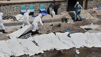 Kroppar omhändertas i Sweida på måndagen. Bild: AP Photo/Fahd Kiwan