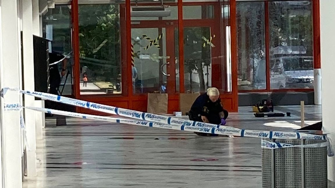 Polisen genomför en teknisk undersökning vid brottsplatsen inne i Tensta centrum. Foto: Andreas Henriksson