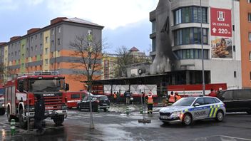 Räddningstjänsten arbetade under natten på platsen där gasexplosionen inträffade. Foto: Ondrej Hajek/AP