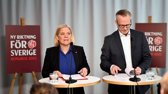 Magdalena Andersson (S) presenterar tillsammans med Mikael Damberg (S) Socialdemokraternas nya ekonomiska riktlinjer för ”ett bättre liv i ett rikare land”. Foto: Pontus Lundahl/TT