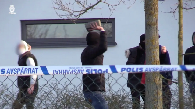 Våldsamma upplopp utbröt på flera håll i Sverige under påsken 2022, bland annat i Malmö. Nu åtalas tre män för grovt sabotage mot blåljusverksamhet under upploppet i Norrköping. Foto: Polisen