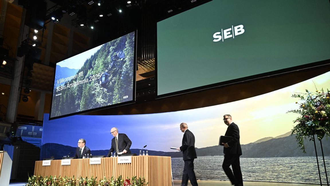 SEB, Marcus Wallenberg, ordförande. och Wilhelm Lüning innan årsstämma inleds på Konserthuset i Stockholm. Foto: Fredrik Sandberg / TT