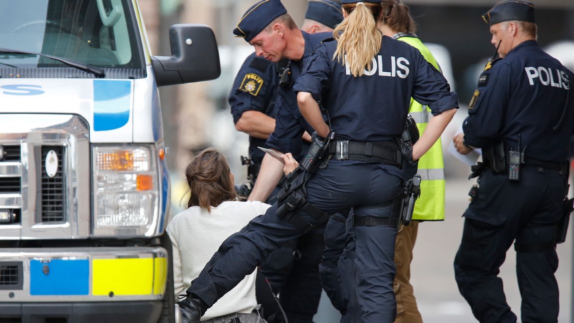 En polis blev biten i handen och den andre blev skallad. Foto: Christine Olsson/TT