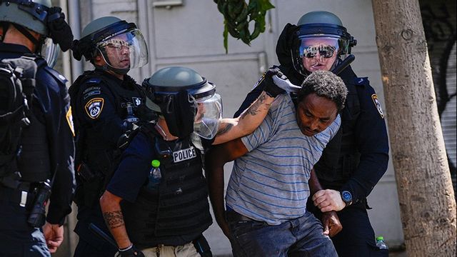 Eritreanska demonstranter slogs med israelisk polis. Foto: Ohad Zwigenberg/AP/TT