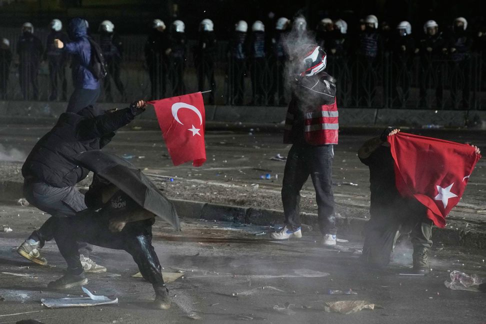 Kravallpolis använde tårgas mot demonstranter i Istanbul på måndagen. Foto: Khalil Hamra/AP/TT