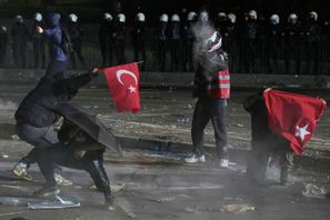 Kravallpolis använde tårgas mot demonstranter i Istanbul på måndagen. Foto: Khalil Hamra/AP/TT