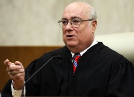 Domaren Royce Lamberth har blockerat den Trumpbeordrade förflyttningen av fängslade transkvinnor i USA. Arkivbild. Foto: Charles Dharapak/AP/TT