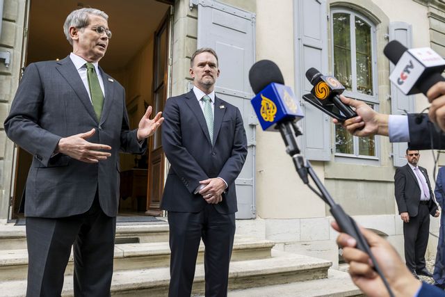 USA:s finansminister Scott Bessent och handelsrepresentant Jamieson Greer talar med pressen efter att två dagars tullförhandlingar avslutats i Genève. Foto: Martial Trezzini/AP/TT