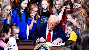 Donald Trump sätter stopp för män i damidrott i USA. Under signeringen av presidentordern var flera kvinnliga idrottare i alla åldrar närvarande. Foto: Alex Brandon/AP