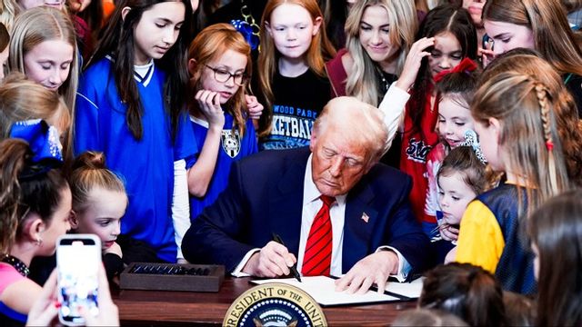 Donald Trump sätter stopp för män i damidrott i USA. Under signeringen av presidentordern var flera kvinnliga idrottare i alla åldrar närvarande. Foto: Alex Brandon/AP