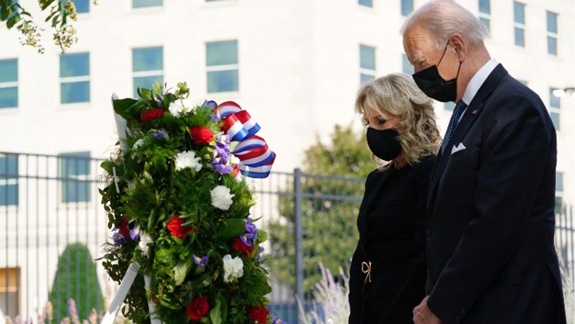 USA:s president Joe Biden och hans fru Jill Biden närvarade vid minnesmärket i Pentagon under lördagen. Foto: Lex Brandon/AP/TT.