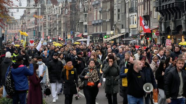 Många deltagare i lördagens demonstration i Amsterdam mot coronarestriktioner. Foto: Peter Dejong/AP