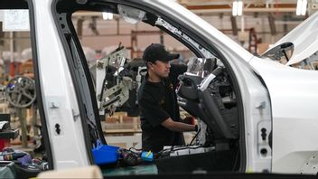 En arbetare i en BMW-fabrik i Indonesien, ett av de studerade länderna. Foto: AP