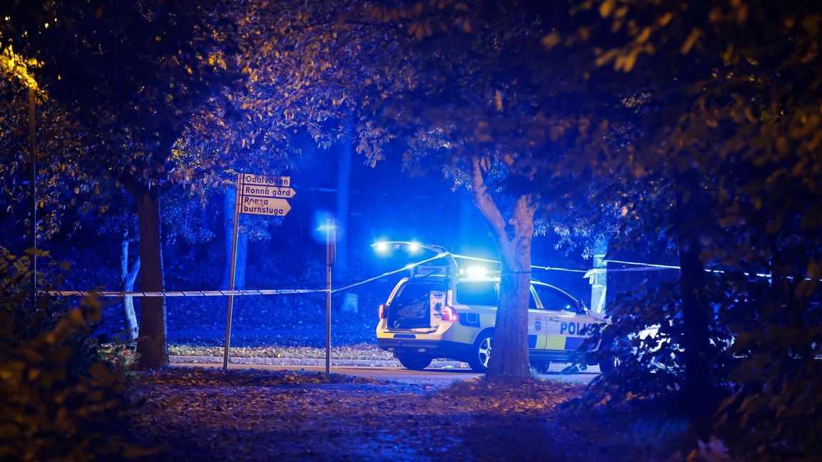 Polisbil och avspärrningar efter att en person blivit skjuten till döds i stadsdelen Ronna i Södertälje på lördagskvällen. Foto: Christine Olsson / TT