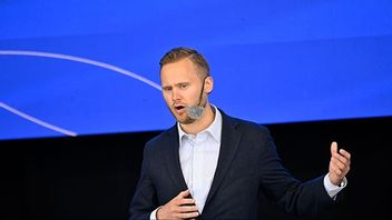 Sverigedemokraternas vice partiledare Henrik Vinge (SD) håller tal på Järvaveckan på Spånga IP. Foto: Henrik Montgomery / TT