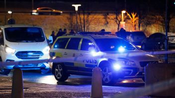 Polisen på plats i Norsborg, söder om Stockholm där en man i 20-års åldern sköts till döds på tisdagskvällen.. Foto: Johan Jeppsson/TT