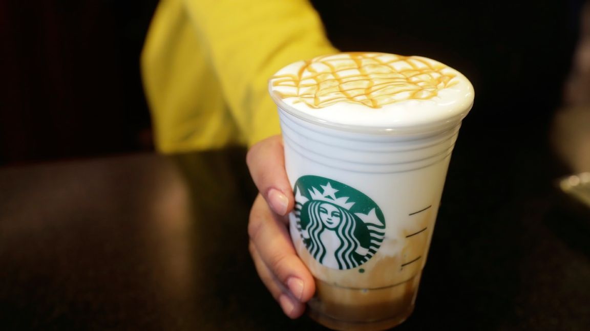 Kaffet blir allt dyrare hos Starbucks. Arkivbild. Foto: Ted S. Warren/AP/TT