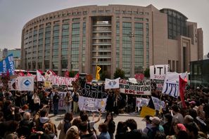 Människor protesterar utanför domstolsbyggnaden i Istanbul till stöd för den fängslade borgmästaren Ekrem Imamoglu. Bilden är från april. Foto: Khalil Hamra/AP/TT