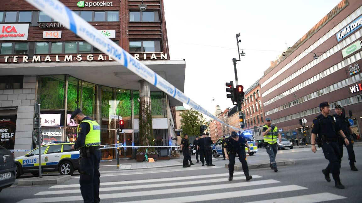 Avspärrningar vid Västermalmsgallerian på Kungsholmen i Stockholm. Foto: TT.