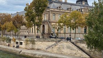 Stegbilen utanför Louvren som tjuvarna misstänks ha använt för att ta sig in. Foto: Alexander Turnbull/AP