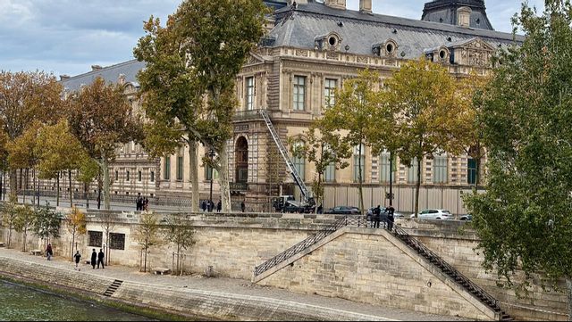 Stegbilen utanför Louvren som tjuvarna misstänks ha använt för att ta sig in. Foto: Alexander Turnbull/AP