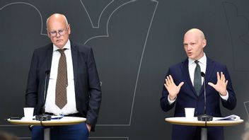 Regeringens utredare Mats Dillén och finansmarknadsminister Niklas Wykman (M) i samband med en pressträff angående utredningen om finansiering av ny kärnkraft, augusti 2024. Foto: Oscar Olsson/TT