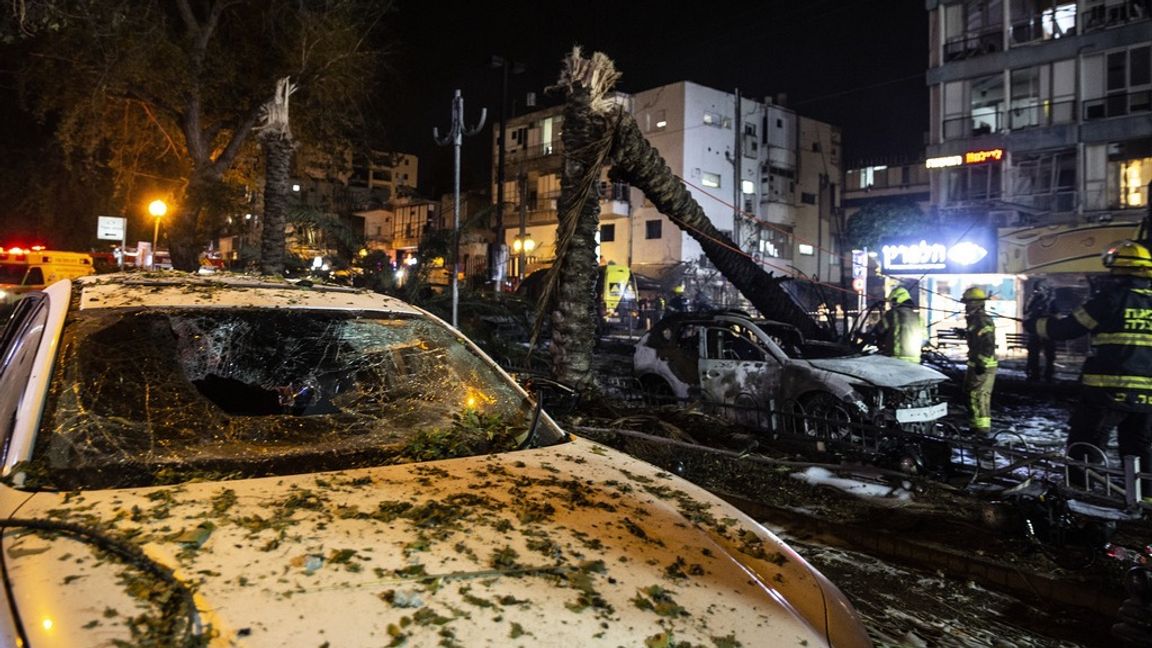 Israeliska brandsoldater släcker branden efter en av många raketer som Hamas har skjutit mot civila mål i Israel. Foto: Heidi Levine/TT 