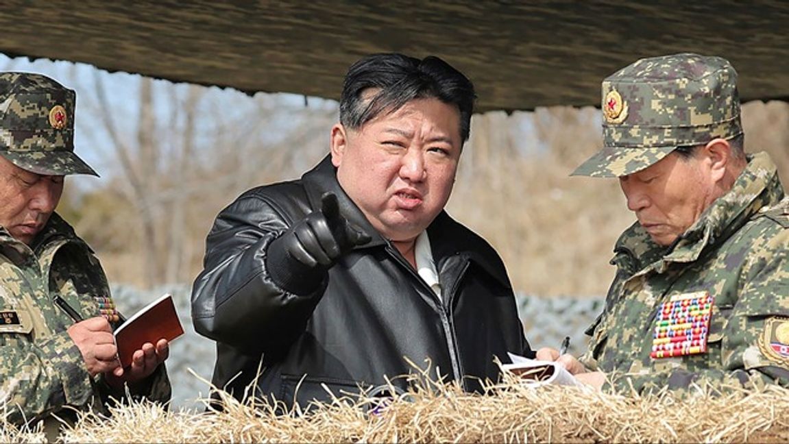 Nordkoreas diktator Kim Jong-Un hotar med att fortsätta skicka ballonger med avföring mot Sydkorea. Foto: AP