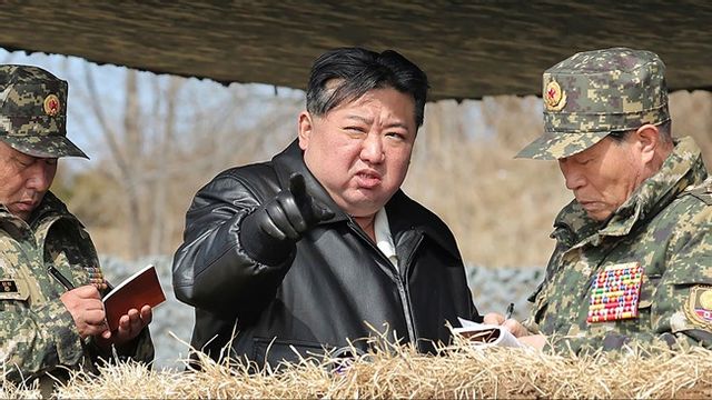 Nordkoreas diktator Kim Jong-Un hotar med att fortsätta skicka ballonger med avföring mot Sydkorea. Foto: AP