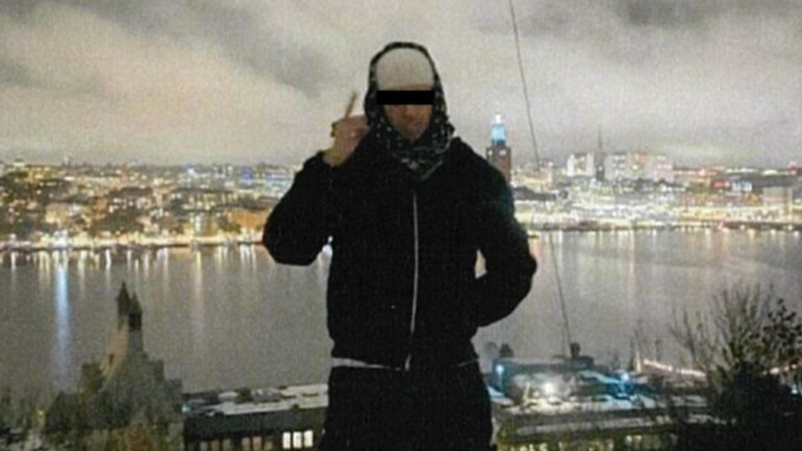 Den åtalade mannen med Stockholm och stadshuset som bakgrund. Foto: Polisen