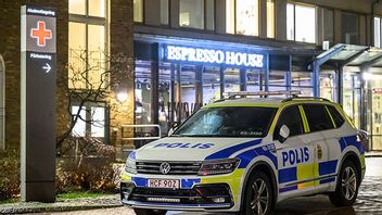 Polis på plats vid entrén till förlossningen på kvinnokliniken vid Skånes universitetssjukhus i Malmö på onsdagskvällen. Foto: Johan Nilsson / TT