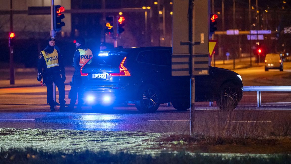Polisens bombtekniker undersöker ett misstänkt föremål som tagits ur en bil på E22 i Malmö. Foto: Johan Nilsson/TT