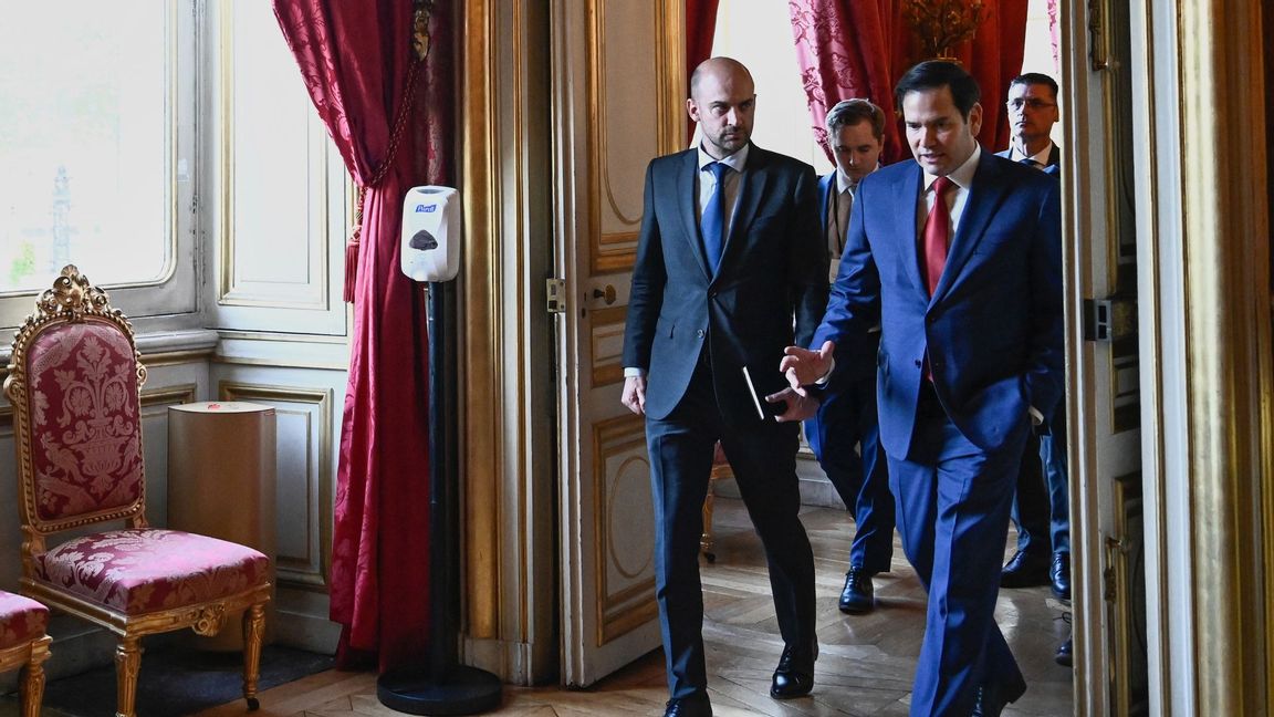På bild syns Frankrikes utrikesminister Jean-Noel Barrot och USA:s Marco Rubio lämna ett möte om Ukrainas säkerhet den 17 april. Foto: Julien de Rosa/AP/TT