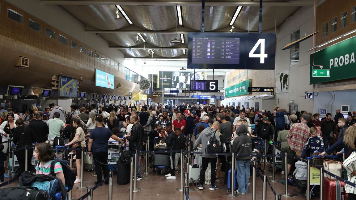 Långa köer på terminal 5 på Arlanda flygplats utanför Stockholm. Foto: Ali Lorestani / TT