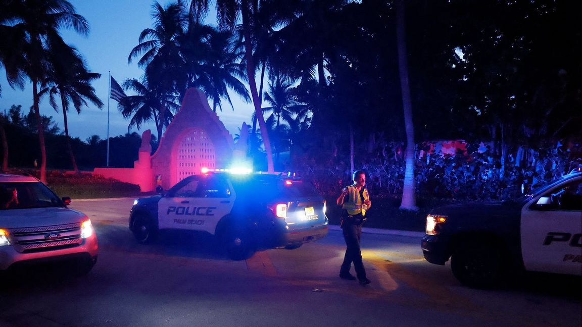 Polis utanför Trumps bostad i Mar-a-Lago i Florida. Foto: Terry Renna/AP/TT 