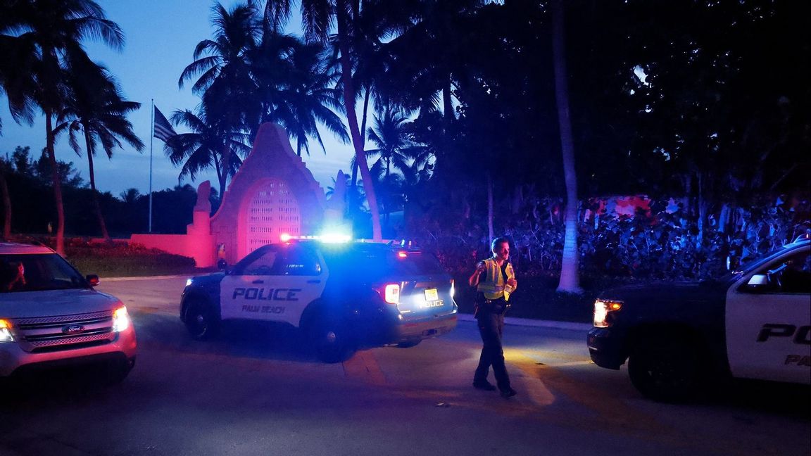 Polis utanför Trumps bostad i Mar-a-Lago i Florida. Foto: Terry Renna/AP/TT