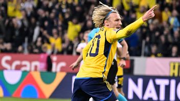 Herrlandslagets Emil Forsberg jublar efter ett mål på Friends Arena i Solna utanför Stockholm. Foto: Claudio Bresciani/TT