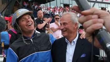 Kusken Björn Goop med pappa Olle Goop (till höger) efter att ha vunnit Elitloppet 2017 med den franska hästen Timoko på Solvalla. Foto: Sören Andersson/TT