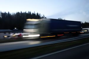 En man i 20-årsåldern döms för att vid tre tillfällen ha kastat sten mot bilar på E6 från en gångbro. Arkivbild. Foto: Hasse Holmberg/TT