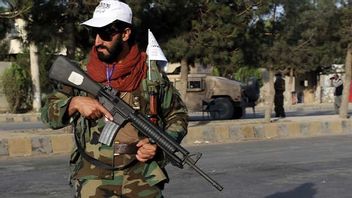 Nu har talibanerna fått tillgång till stora mängder amerikanska vapen. Foto: Wali Sabawoon/AP/TT 