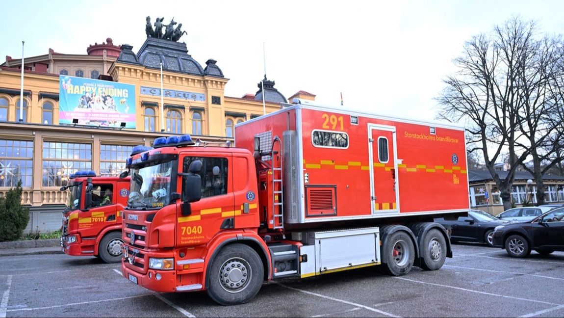 Räddningstjänsten på plats vid Skansen där en brand utbröt under lördagsmorgonen i glasbruket.. Foto: Henrik Montgomery/TT