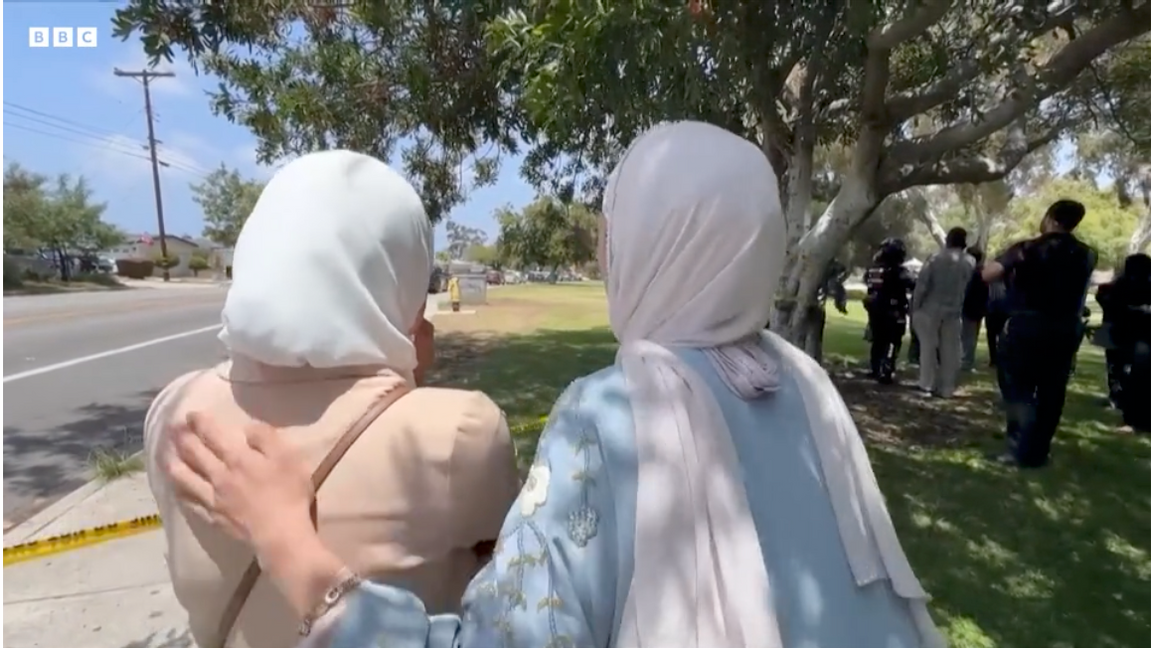 Utanför Islamic centre i San Diego igår. Foto: Skärmavbild BBC.
