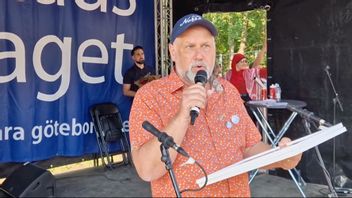 Jonas Sjöstedt delar ut Angeredspriset. Foto: Facebook