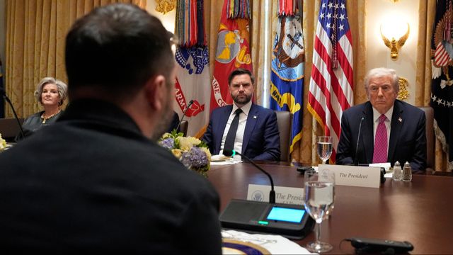 Från vänster: Vita husets stabschef Susie Wiles, Ukrainas president Volodymyr Zelenskyj med ryggen mot kameran, USA:s vicepresident JD Vance och USA:s president Donald Trump under mötet i Vita huset fredagen den 17 oktober 2025 Foto: AP Photo/Alex Brandon