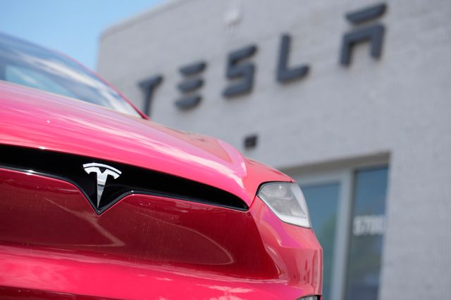 En Tesla Model X utanför en bilförsäljare i Colorado, USA. Arkivbild. Foto: David Zalubowski/AP/TT