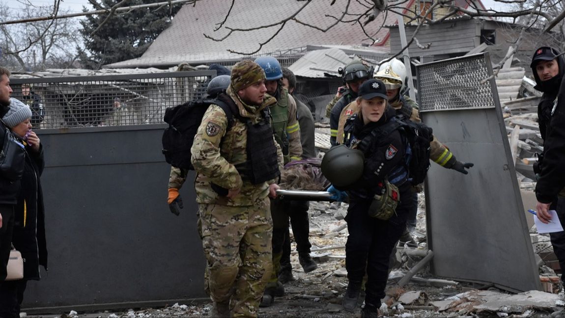 Hjälparbetare bär dödade och skadade i Zaporizjzja efter nattens och morgonens ryska attacker mot Ukraina. Foto: ANDRIY ANDRIYENKO/AP/TT