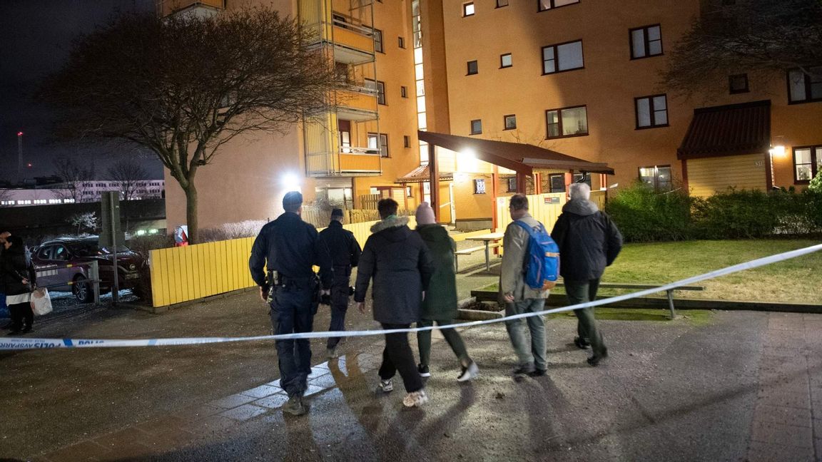 Polis på plats på Sorögatan 29 i Husby. Foto: Fredrik Sandberg/TT