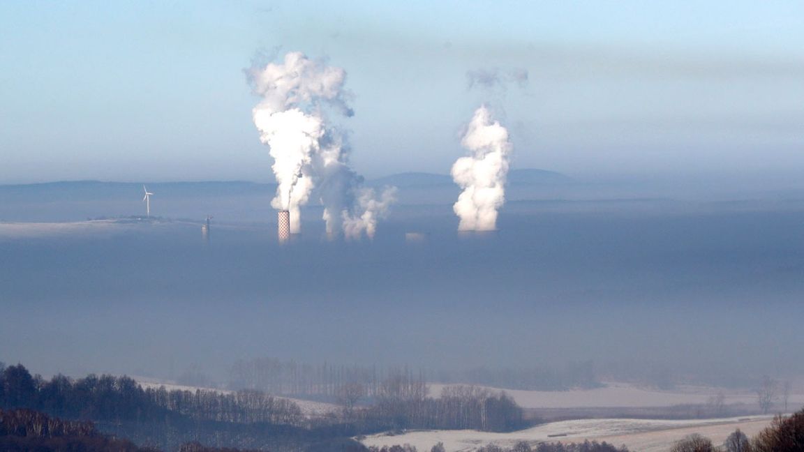 Smog från kolkraftverk i södra Polen. Foto: Petr David Josek/AP/TT